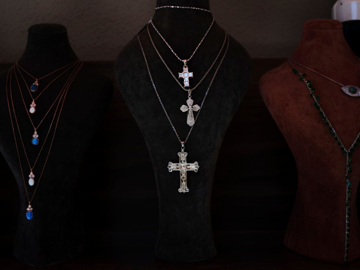 Cruciuliță pe lănțișor găsită întâmplător, simbol al credinței și protecției