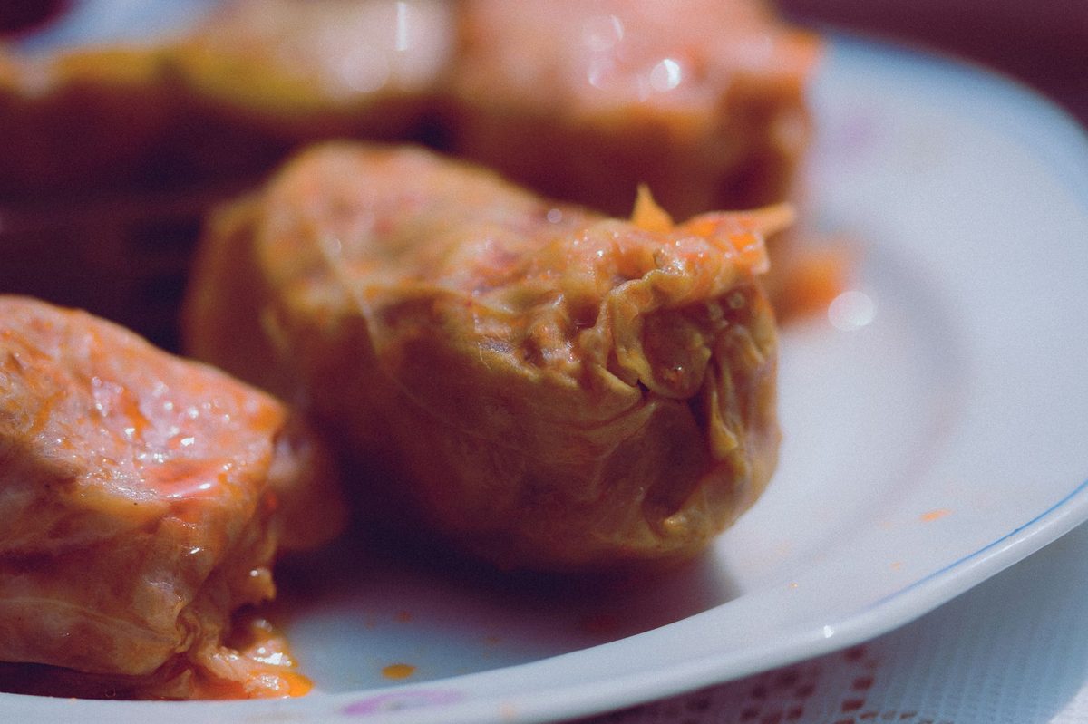 Sarmale tradiționale românești învârtite în frunze de varză