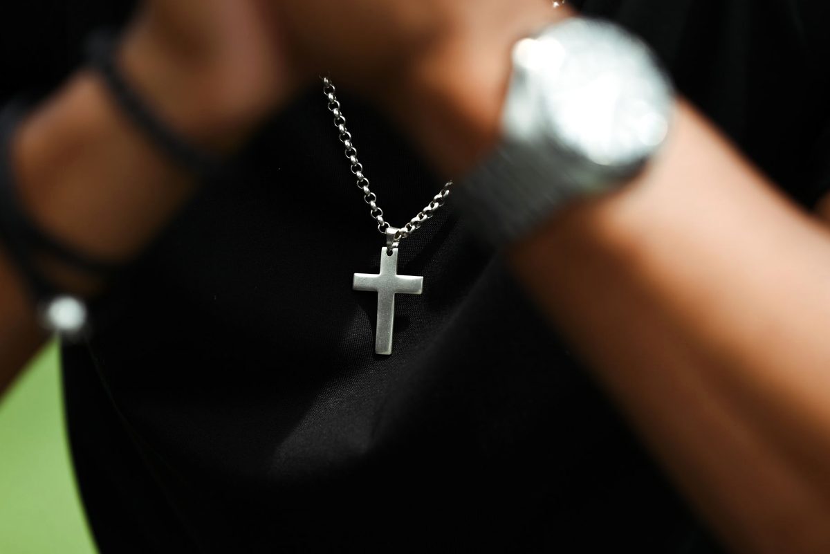 Cruciuliță purtată la gât ca pandantiv sfințit