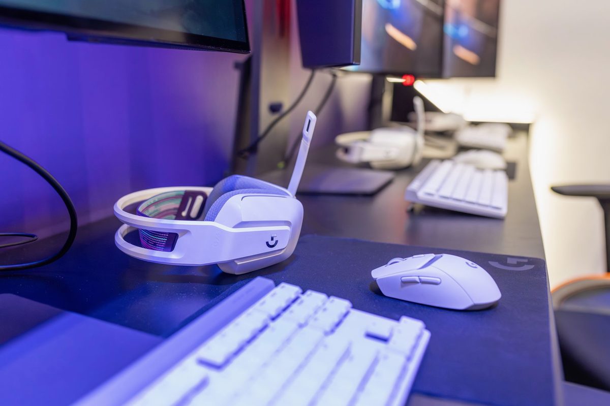 Căști de gaming și tastatură iluminată pe birou