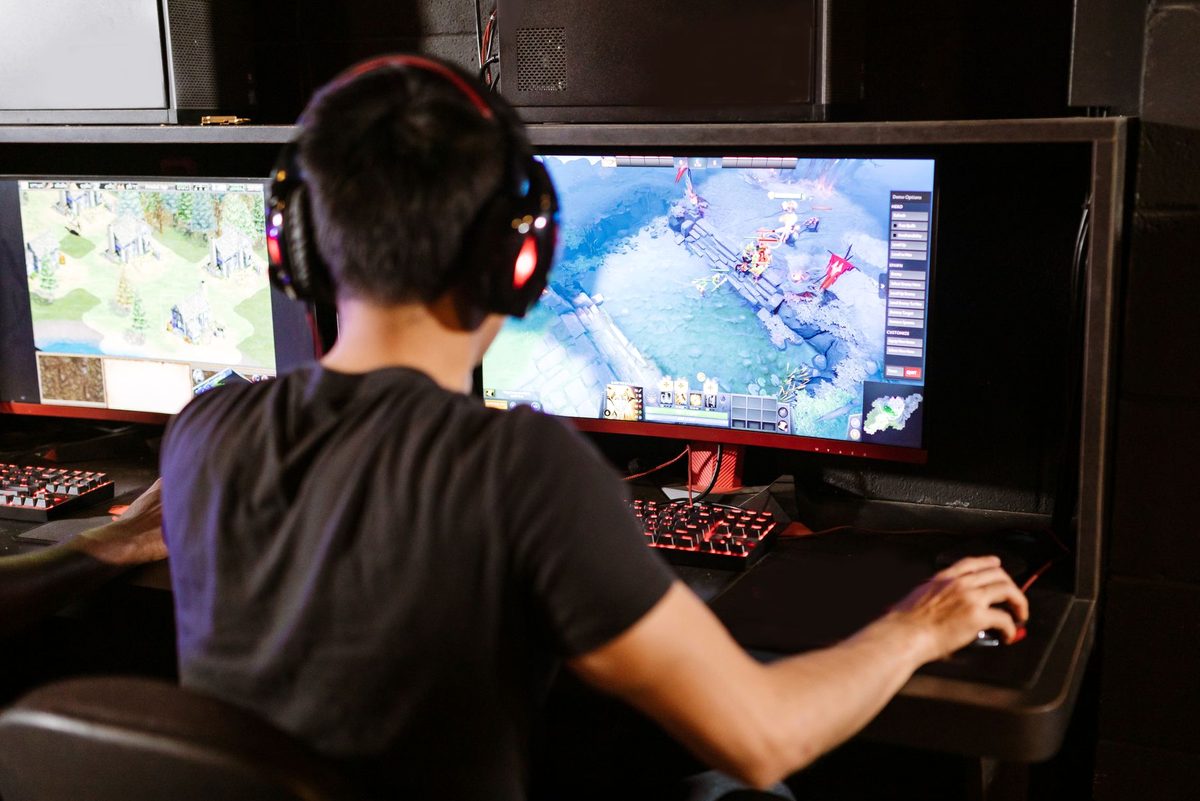 Căști de gaming și tastatură iluminată pe birou
