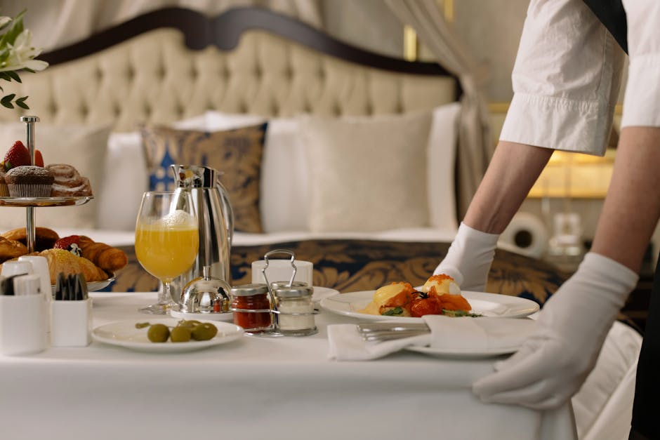 Mic dejun elegant servit la hotel cu fructe proaspete și produse de patiserie