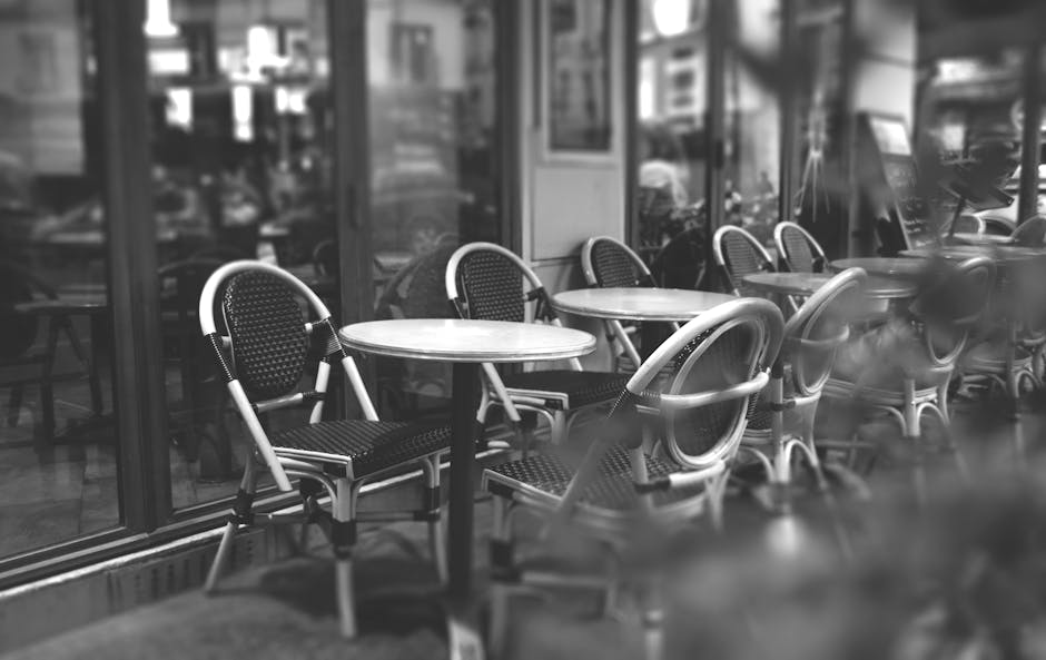 Terasa restaurantului de hotel cu atmosferă plăcută pentru cina de seară