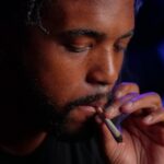 Barbat fumand un blunt