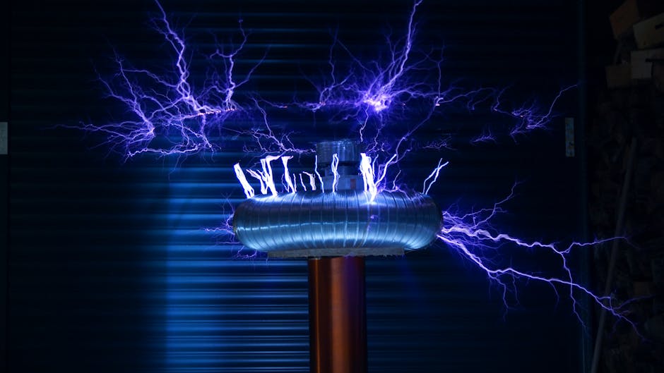 Bobină Tesla producând arcuri electrice albastre - reprezentare vizuală a tensiunii electrice înalte