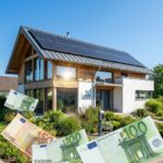 Ce înseamnă prosumator Casă modernă cu panouri solare fotovoltaice pe acoperiș, simbolizând prosumatorii din România și economiile la energie