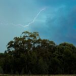 Ce înseamnă atenționare moderată pentru vânt — Cod Galben explicat complet Furtună cu vânt puternic și fulgere deasupra pădurii cod galben meteo România