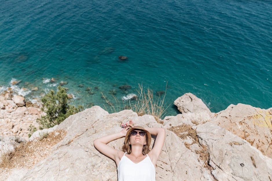 Femeie relaxându-se în timpul unei vacanțe prelungite, privind peisajul mării