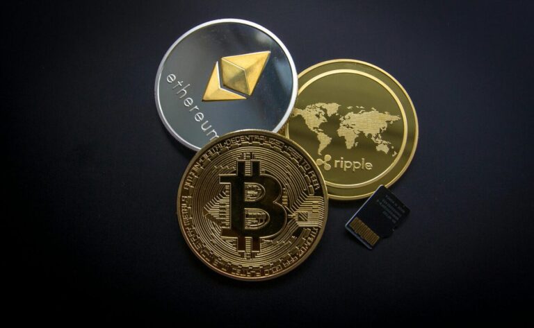Ce inseamna Dogecoin ilustrat prin monede si grafic crypto