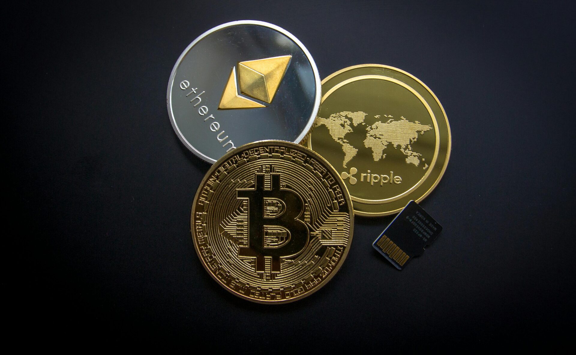 Ce inseamna Dogecoin ilustrat prin monede si grafic crypto