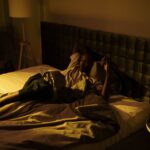 Bărbat treaz noaptea la ora 3 dimineața în dormitor întunecat — superstiții și cauze medicale