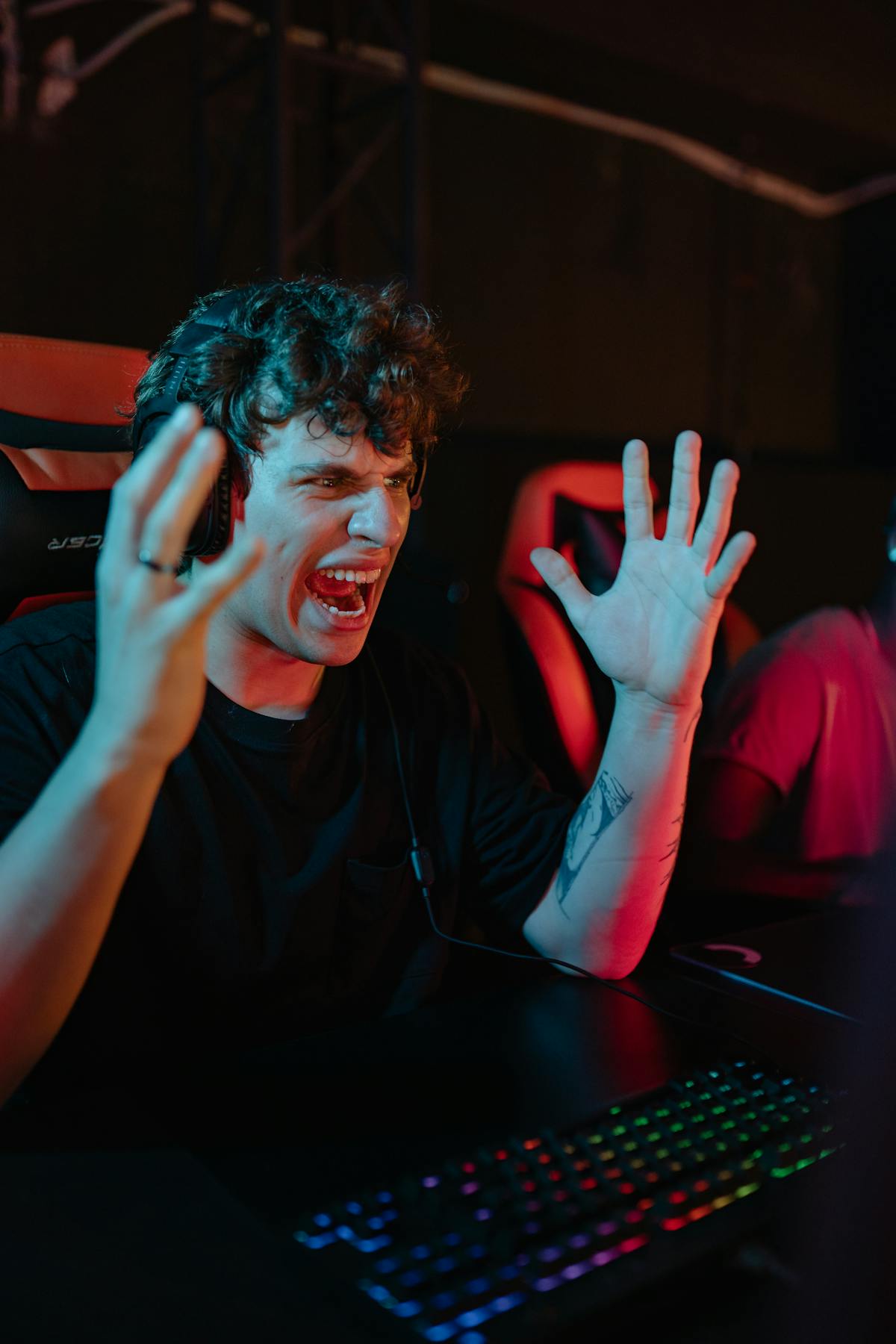 Gamer frustrat care țipă la calculator, exemplu de comportament turbocancer