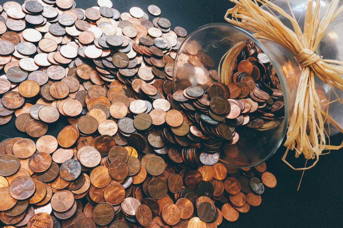Borcan cu monede și economii, rezervă de bani în vis