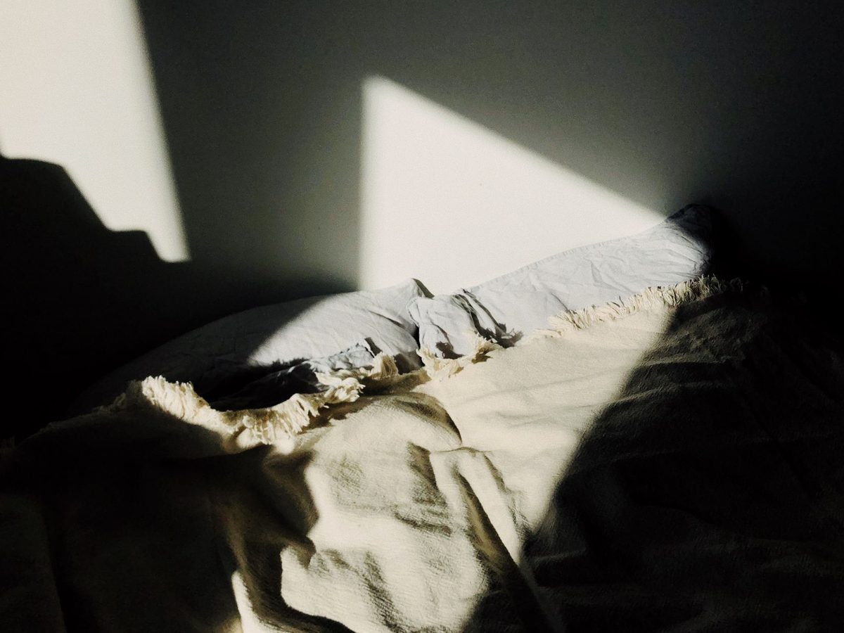 Lumină caldă de soare într-o cameră confortabilă, evocând sentimentul de siguranță domestică și liniște