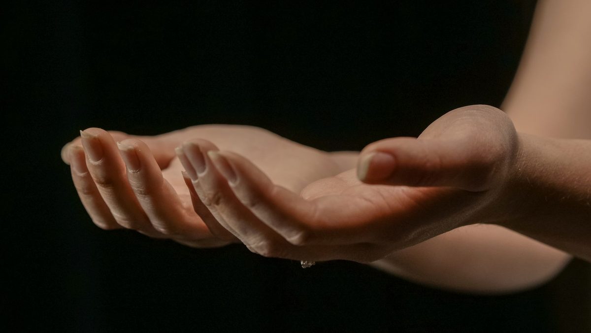 Mâini deschise care primesc o lumină caldă, simbolizând primirea de resurse emoționale și sprijin