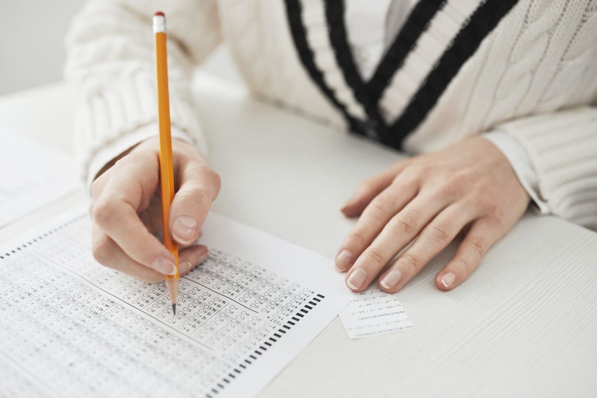 Student îngrijorat în timpul unui examen