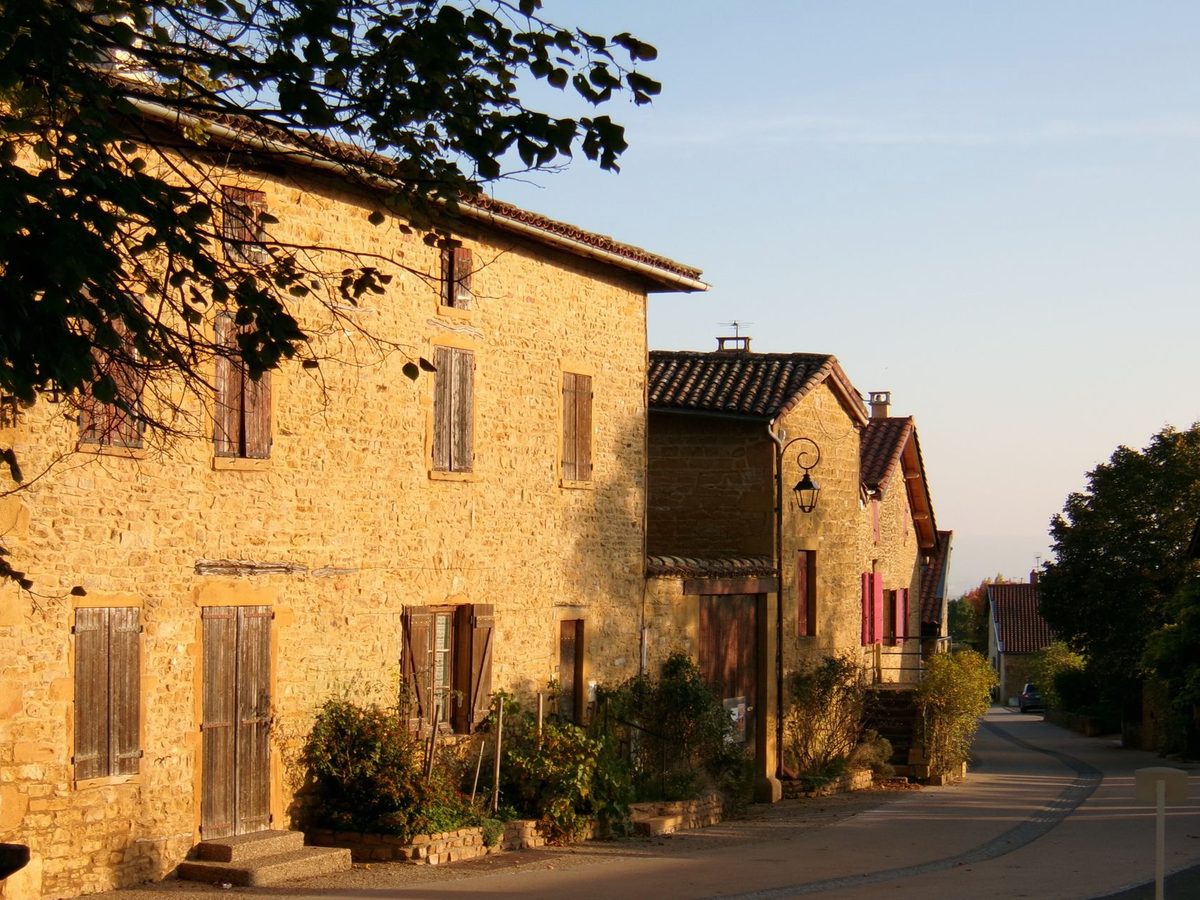 Casă veche a copilăriei pe o stradă liniștită