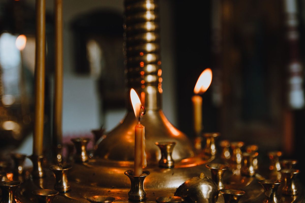 Lumânări aprinse într-o biserică ortodoxă