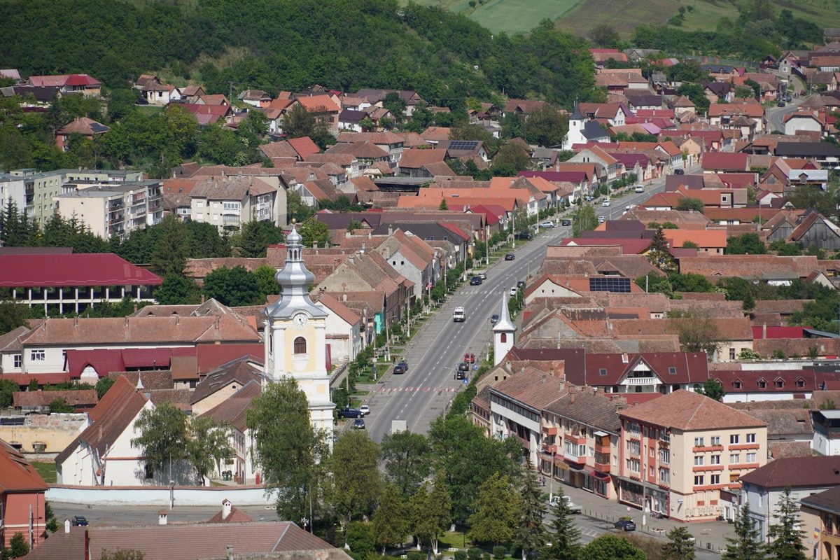 Biserică de sat într-un peisaj de toamnă