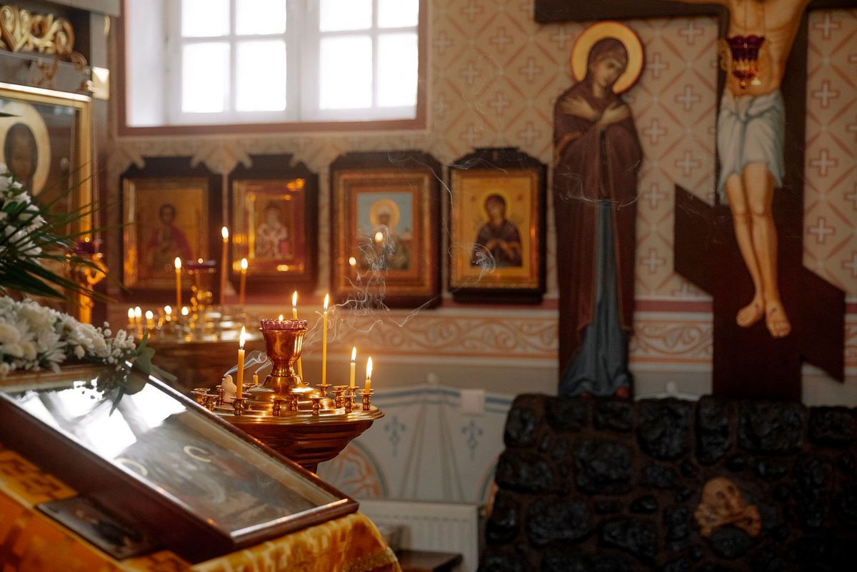Lumânare aprinsă într-o biserică ortodoxă