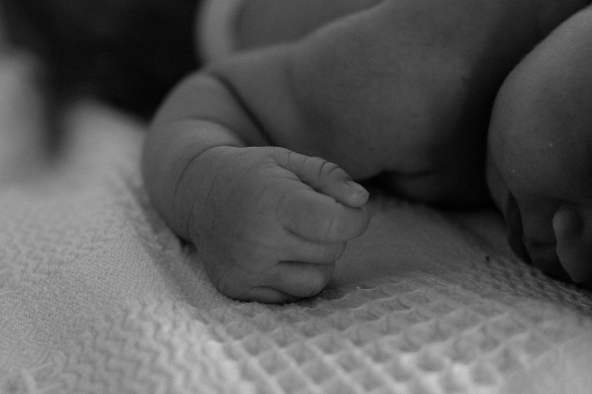 Mâinile unui nou-născut pe o pătură moale