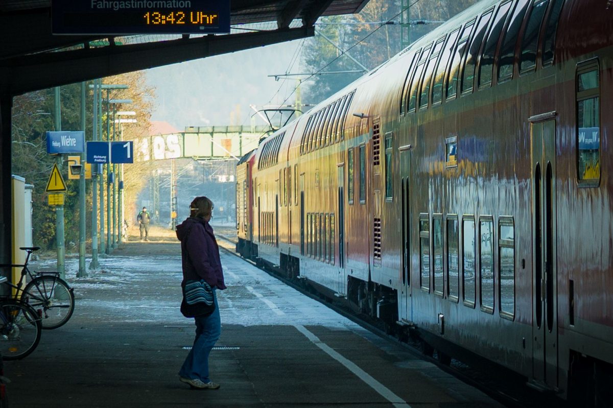 Tren care pleacă din gară la amurg