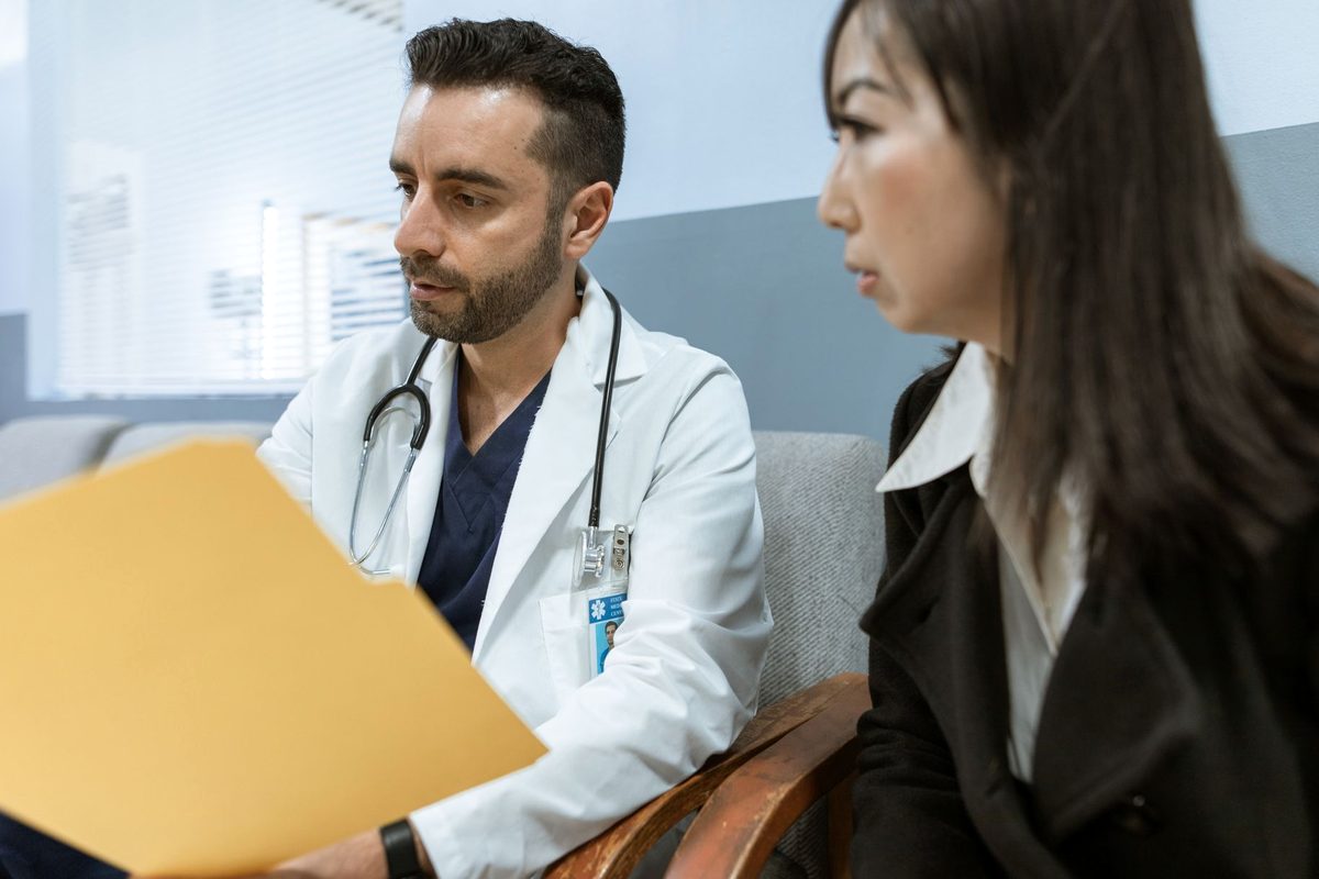 Medic care discută cu un pacient despre un simptom persistent