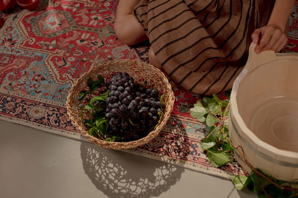 Struguri copți într-un coș de lemn