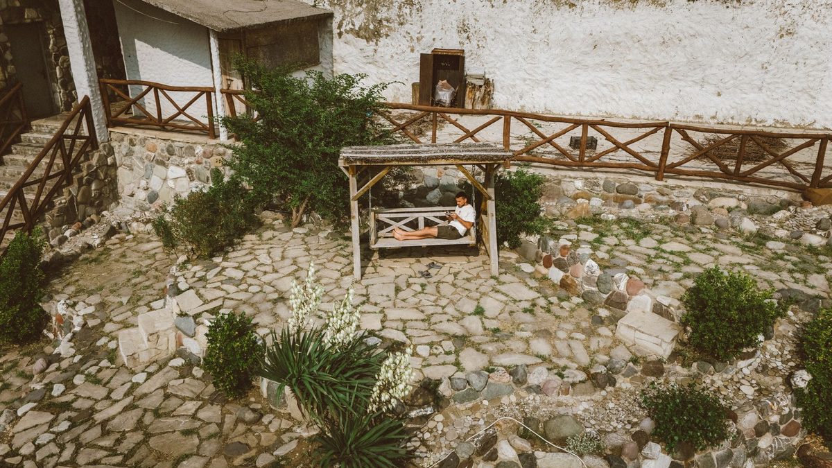 Ce înseamnă când visezi copilăria: dorul de rădăcini