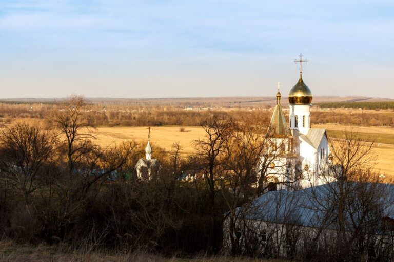 Biserică ortodoxă scăldată în lumina aurie a unei dimineți de toamnă