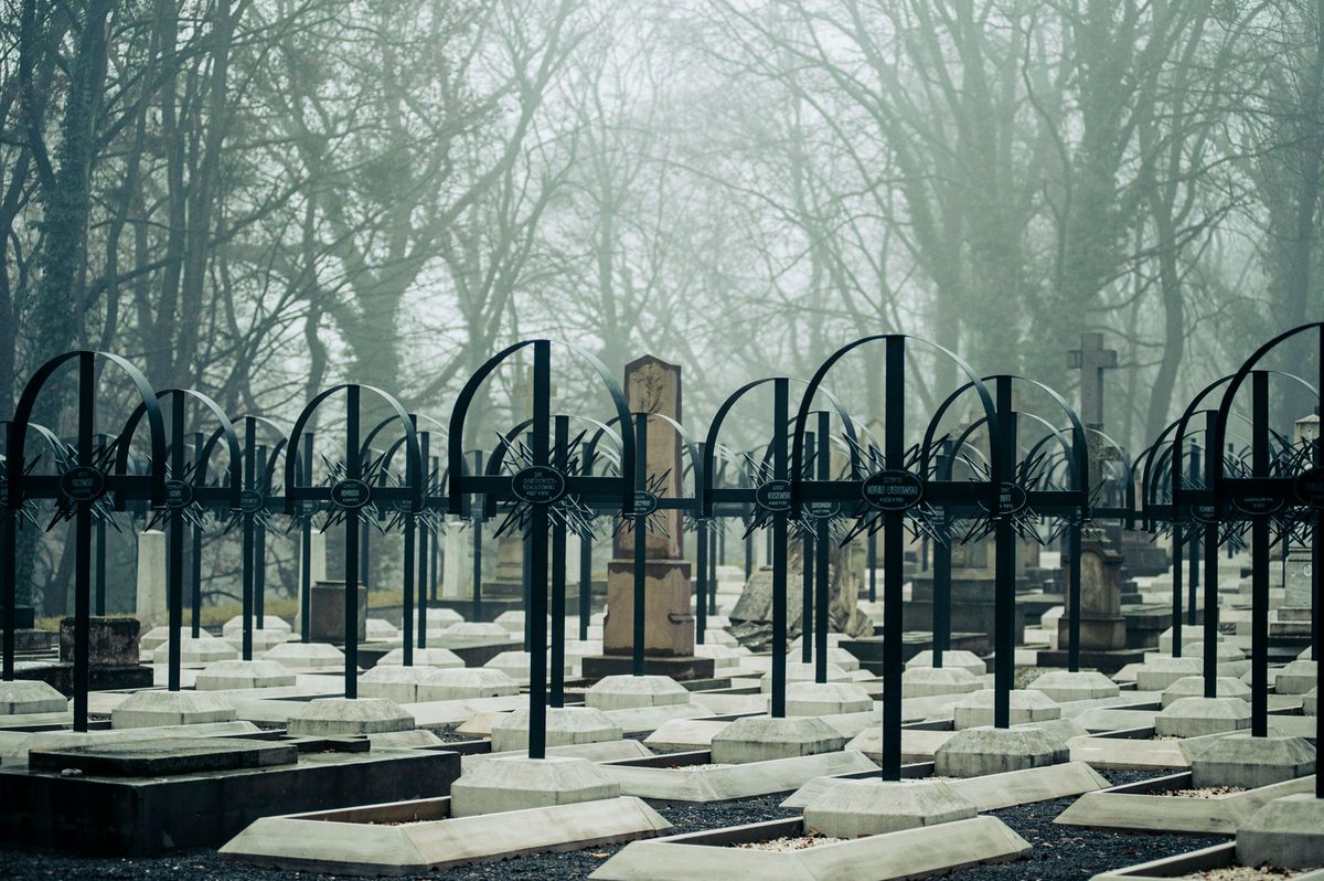 Monument de piatră într-un parc liniștit învăluit în ceață