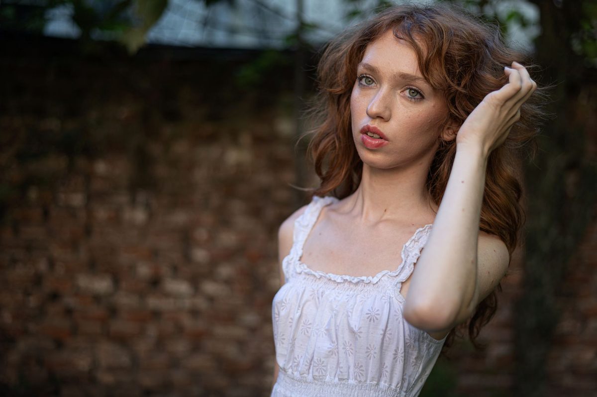 Portret al unei femei elegante în lumină naturală blândă
