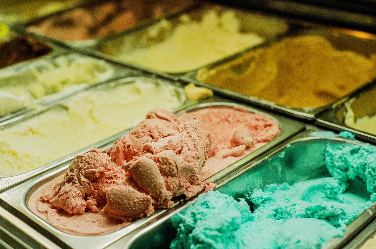Vitrină cu cupe de înghețată pastel într-o gelaterie