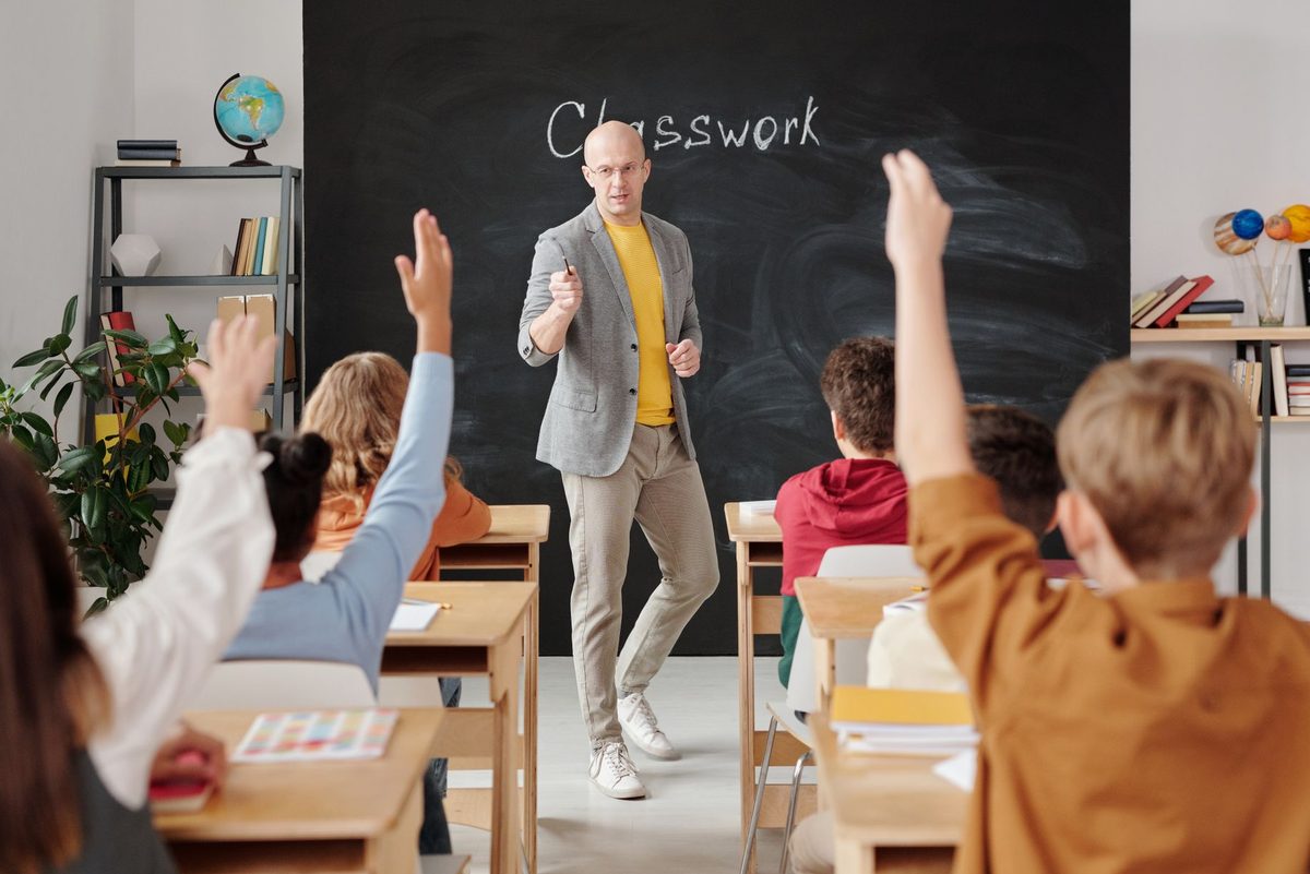 Profesor în fața tablei într-o sală de clasă
