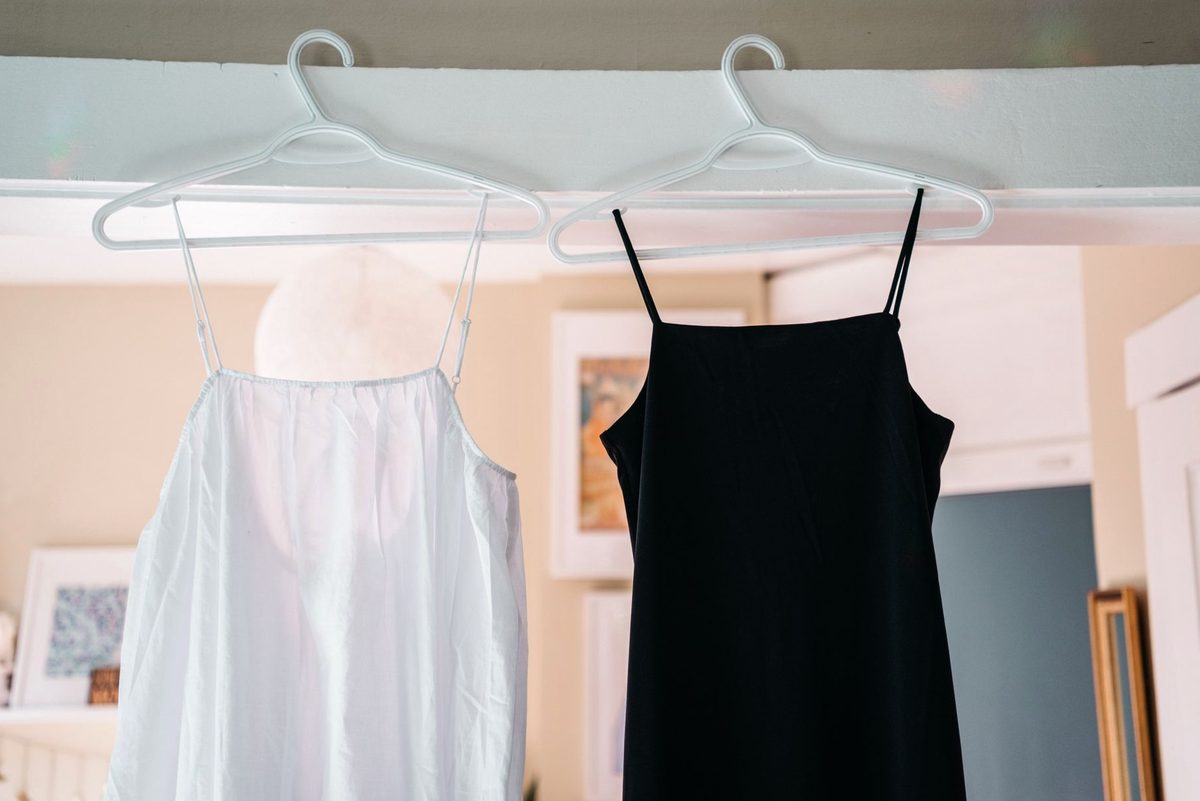Rochie neagră elegantă pe un umeraș într-un dressing stilat