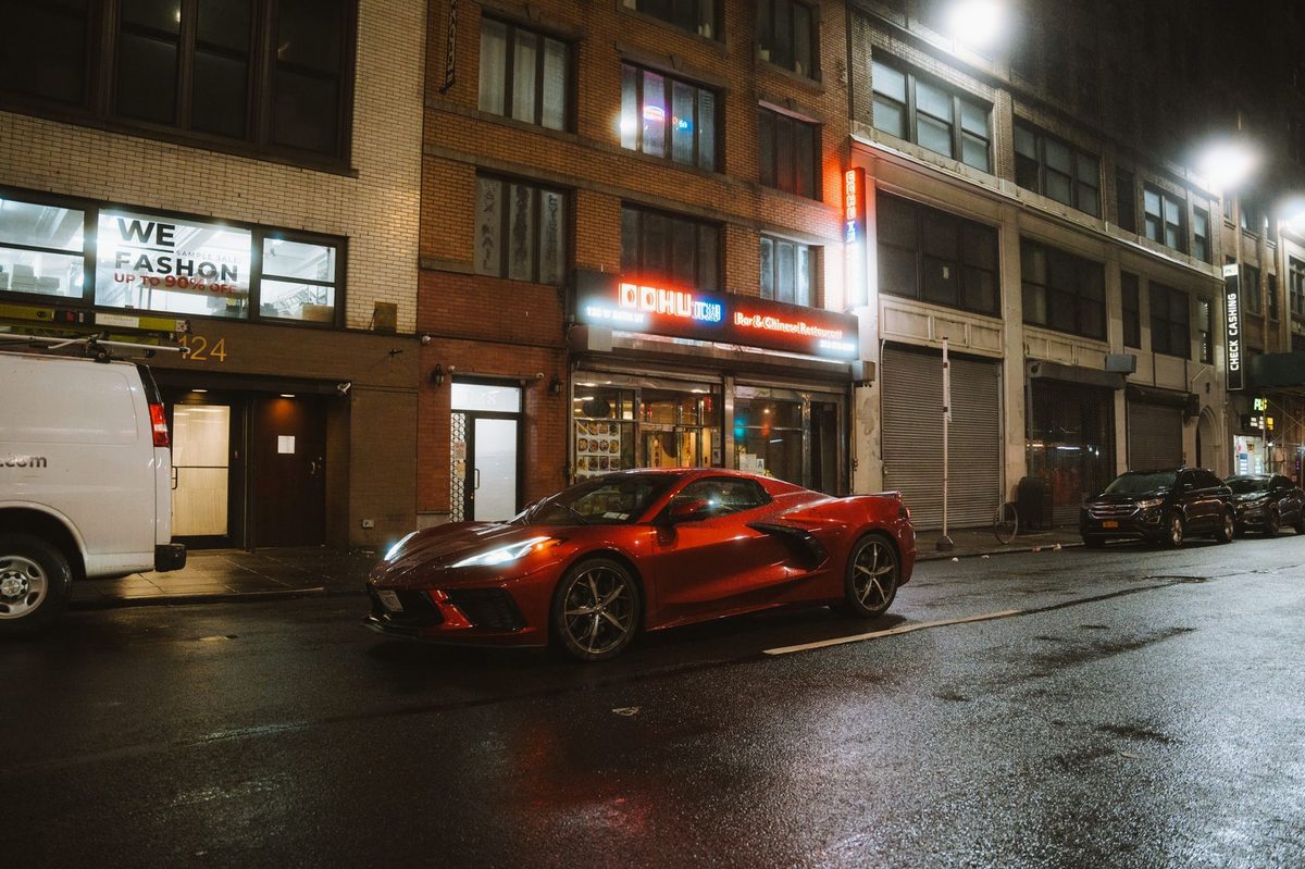 Automobil sport de lux parcat pe o stradă urbană iluminată