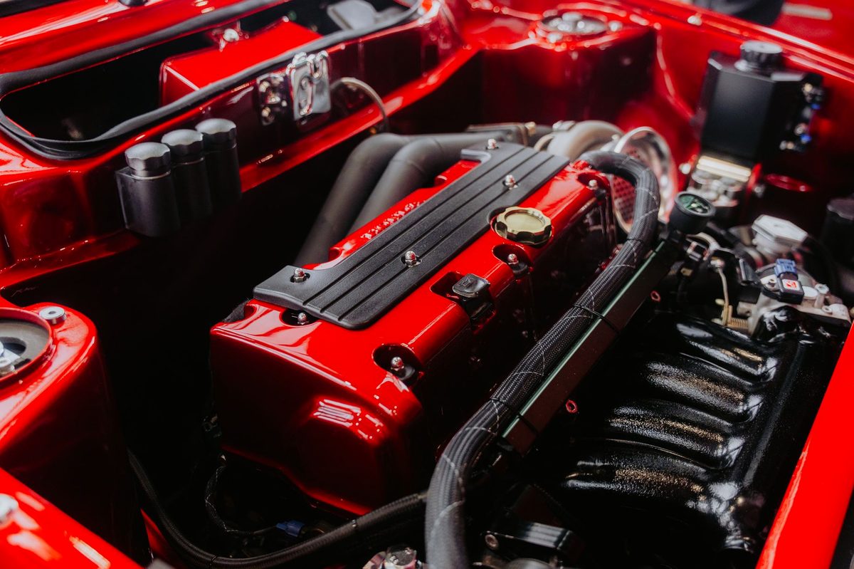 Motor puternic de automobil expus sub capotă