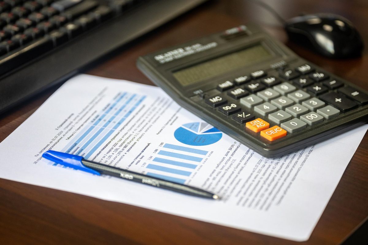 Calculatoare și rapoarte financiare pe un birou de lucru
