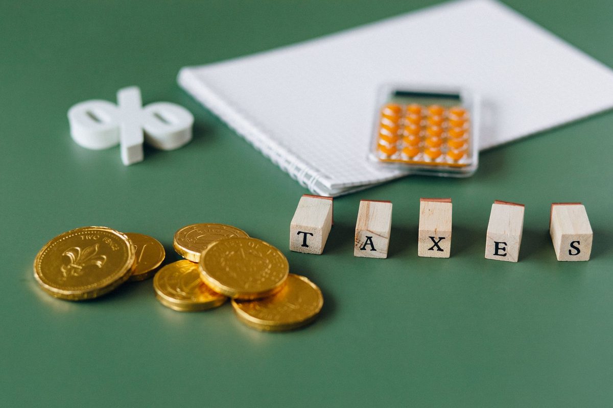Persoane care numara bani si citesc grafice financiare