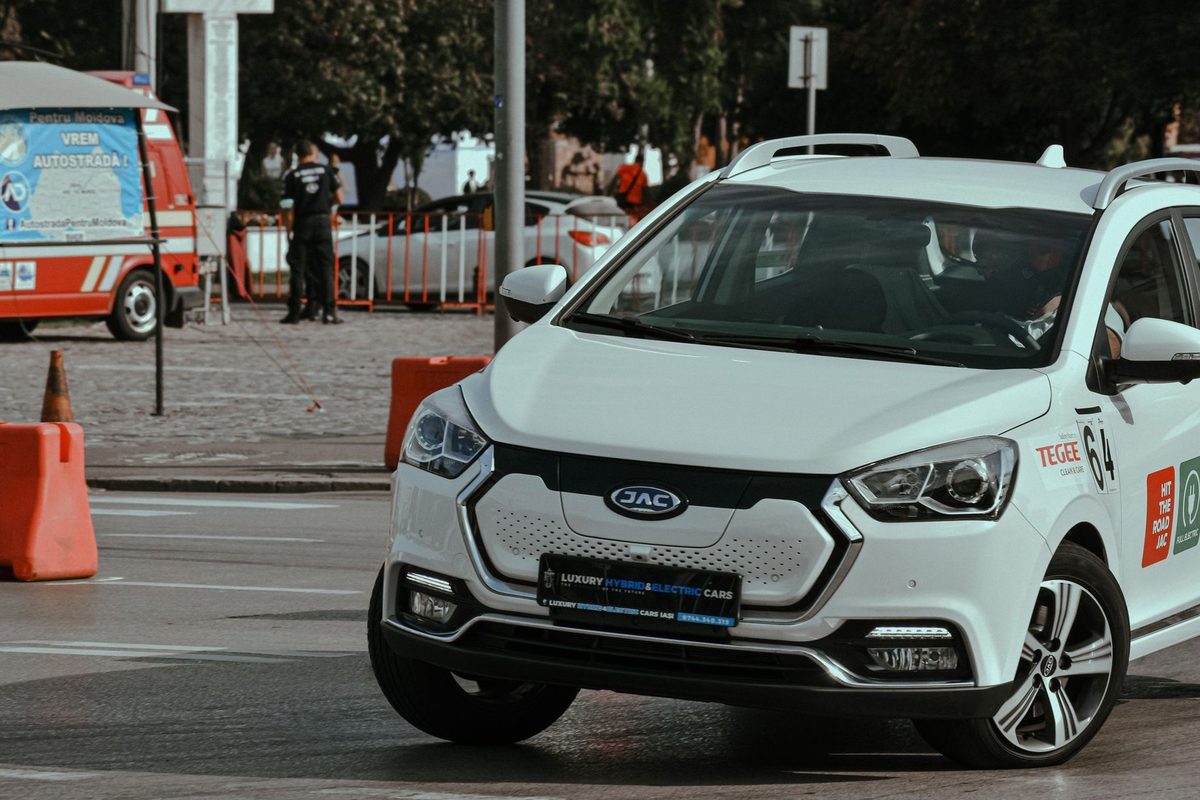 Mașină modernă cu sistem mild hybrid pe șosea