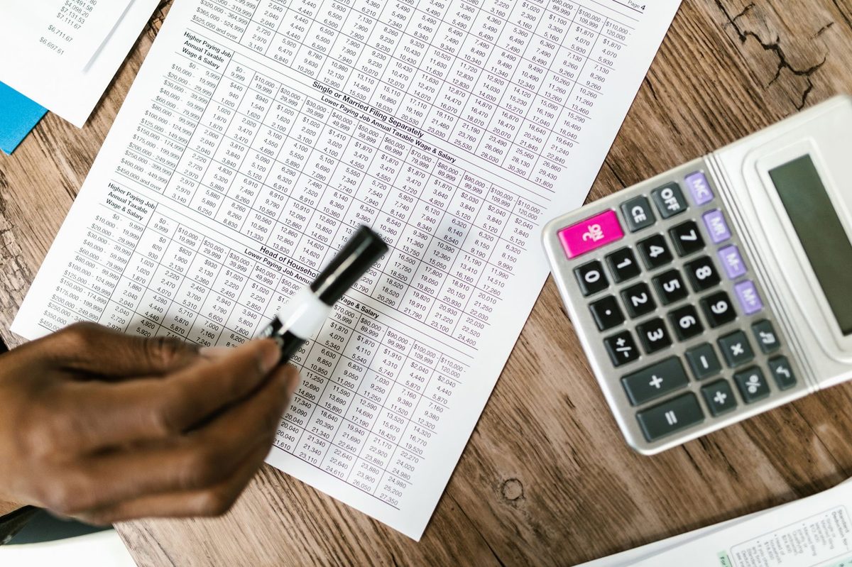 Numarat de bancnote la birou, termeni de salariu si taxe