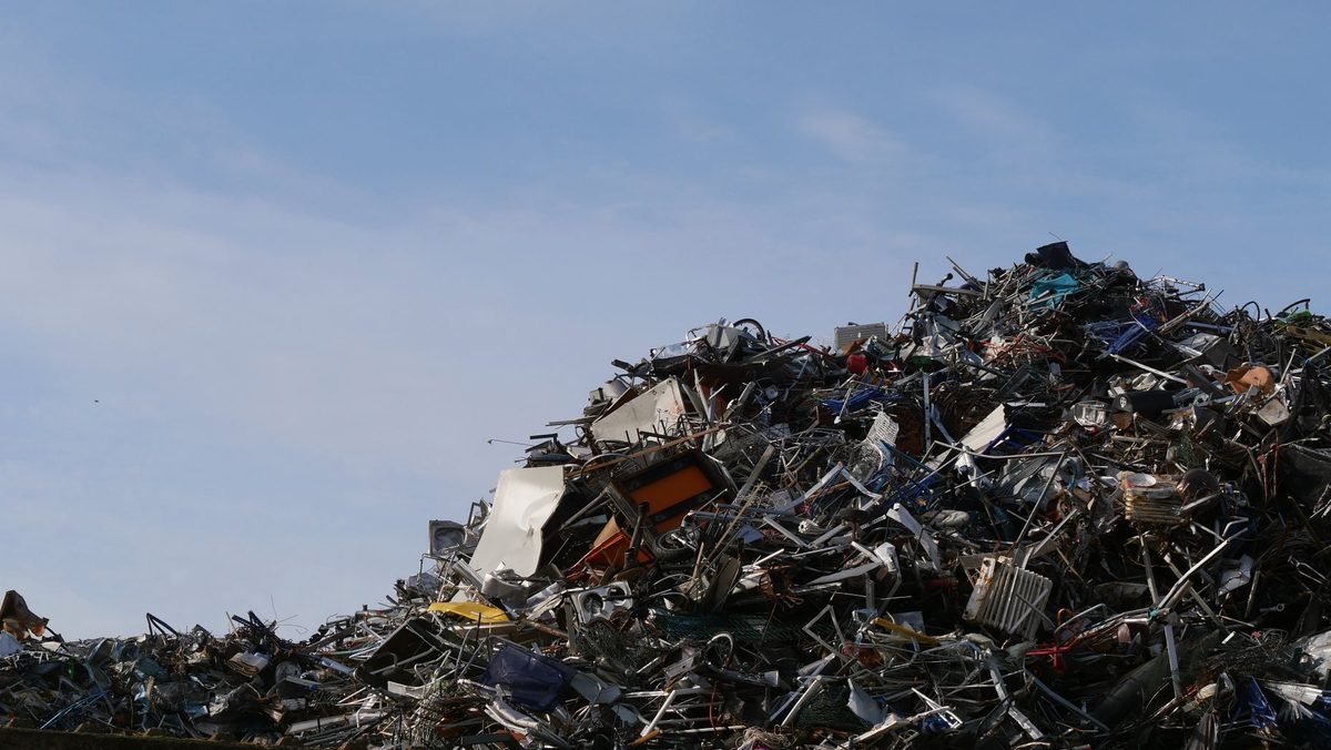 Obiecte vechi și materiale pregătite pentru reciclare