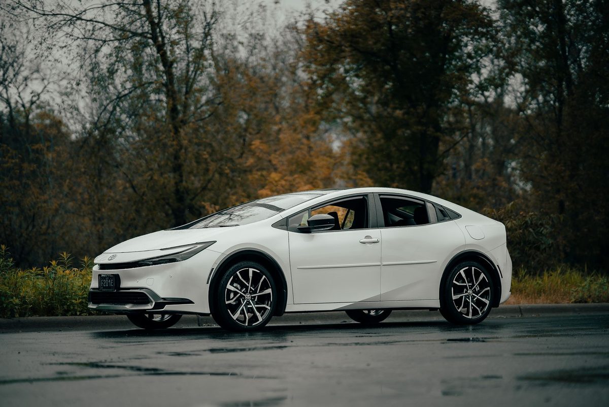 Mașină modernă cu sistem mild hybrid pe șosea