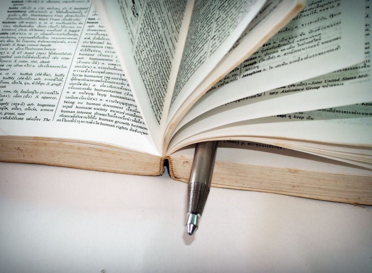 Oameni care studiaza intr-o biblioteca, context pentru limbaj si drept