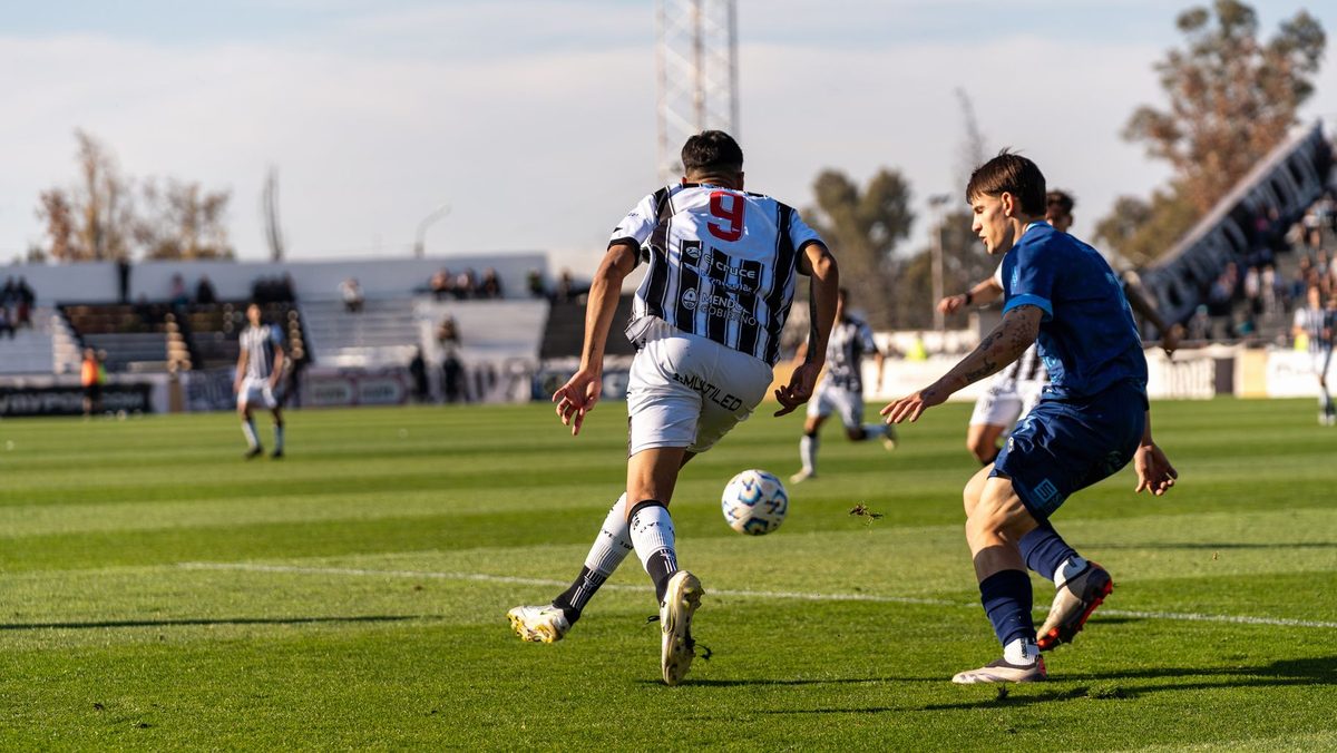 Meci de fotbal pe teren