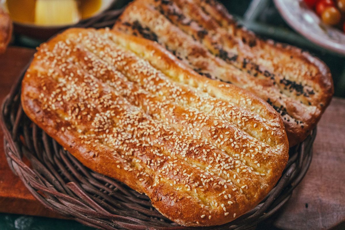 Paine de casa proaspata taiata pe un fund de lemn in stil traditional