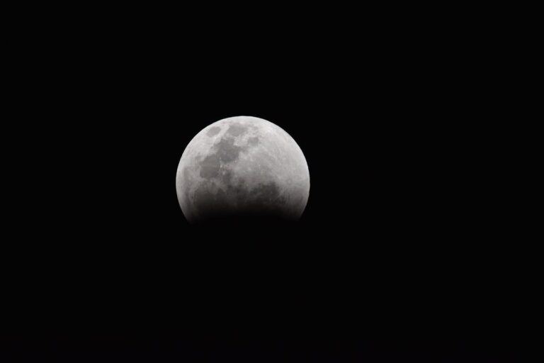 Eclipsă parțială de Lună pe cerul nopții