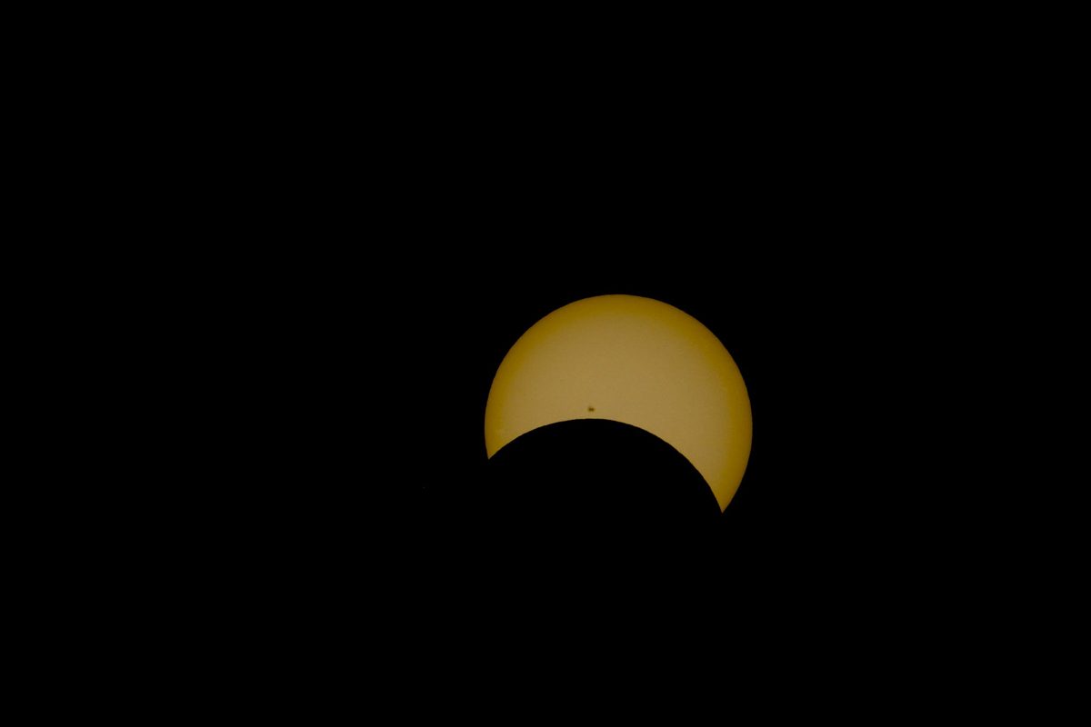 Observatori privind eclipsa în siguranță cu ochelari speciali