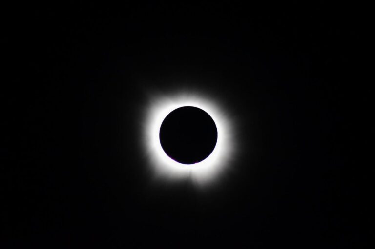 Eclipsă totală de Soare cu coroana solară vizibilă