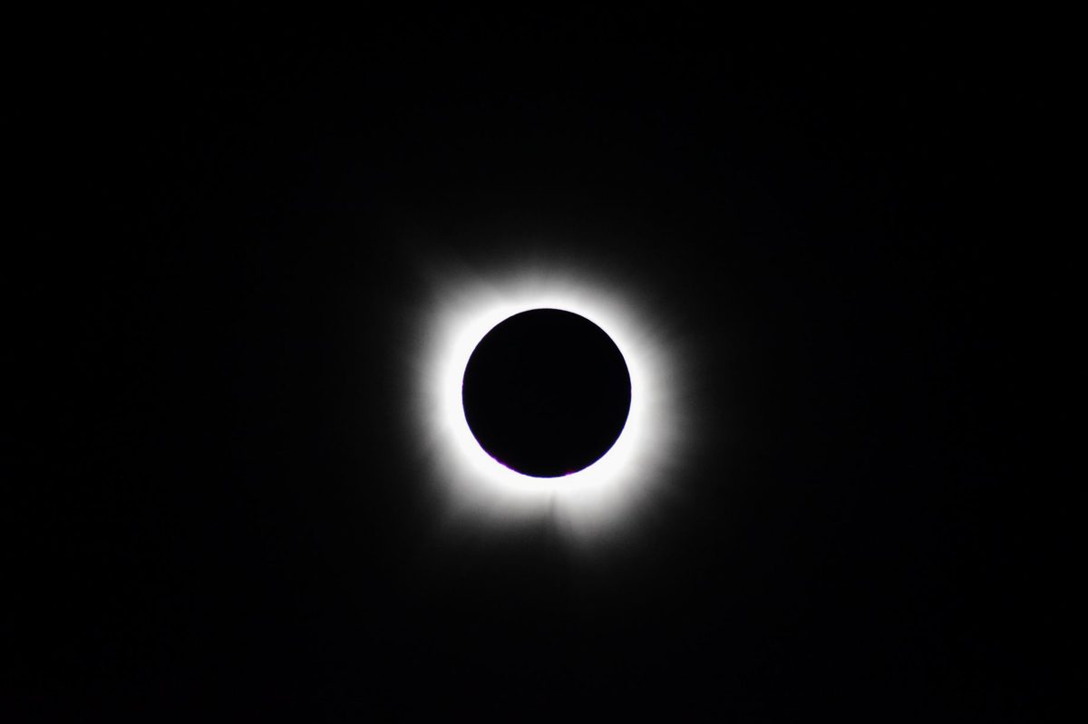 Eclipsă totală de Soare cu coroana solară vizibilă